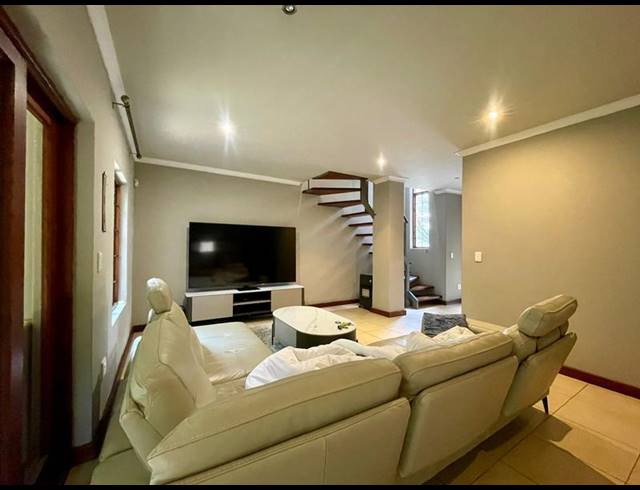 3 BEDROOM TOWNHOUSE FOR SALE IN MENLO PARK